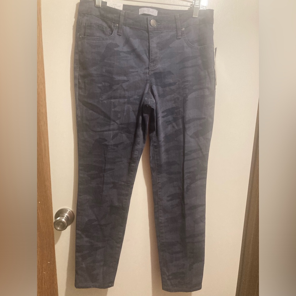New Directions Camo skinny ankle jeans